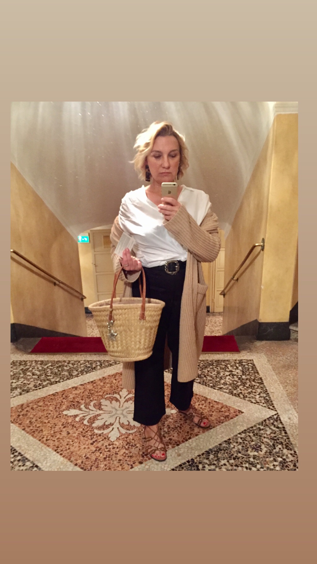 Стилист ( wardrobe stylist&nbsp;)